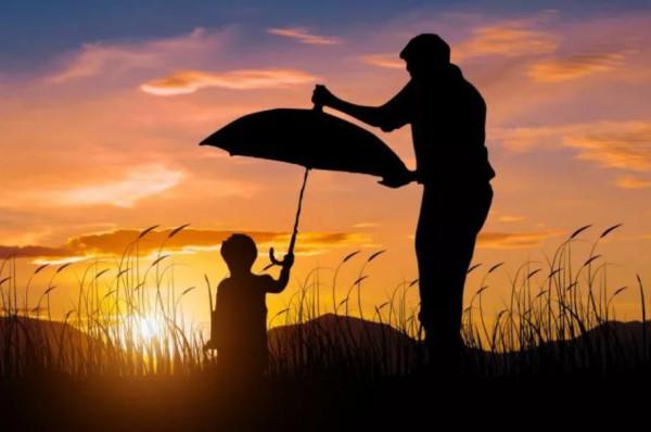 因母親過度溺愛，35歲女兒假裝癱瘓20年，最後竟“弄假成真”