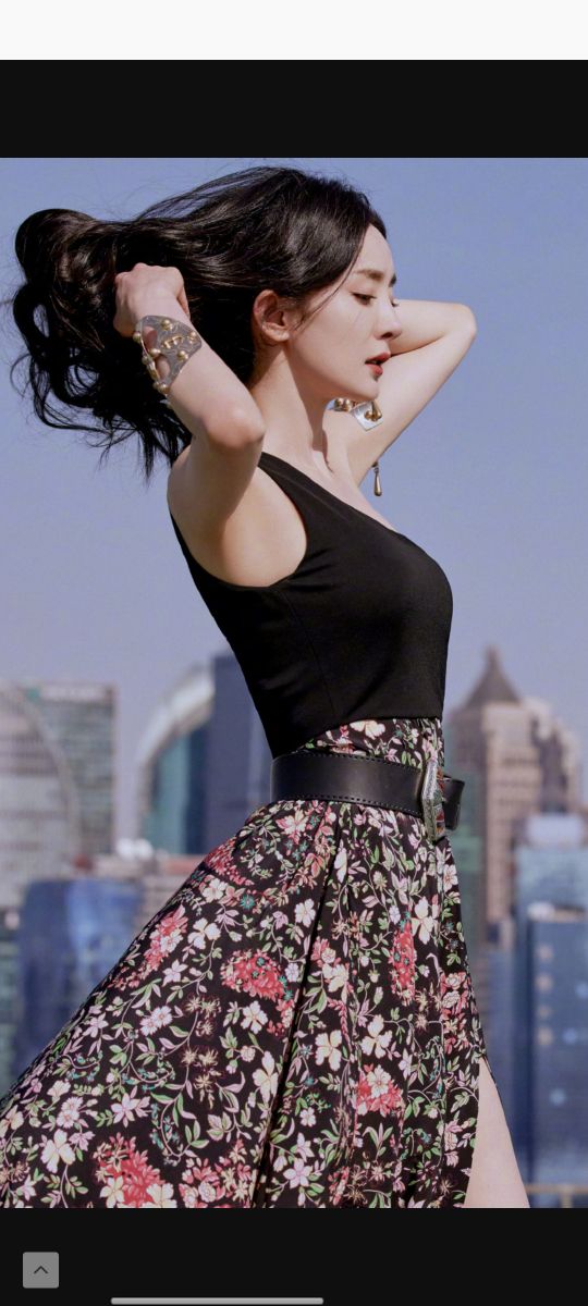 楊冪穿高開叉拼接禮服秀美腿，優雅不失時髦，心臟又被狙擊到了