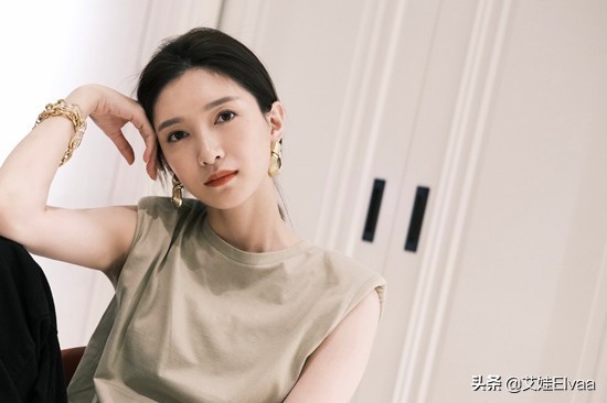 江疏影真絕了，片場穿西裝喇叭褲腿長1米8，比男一號彭昱暢高半頭