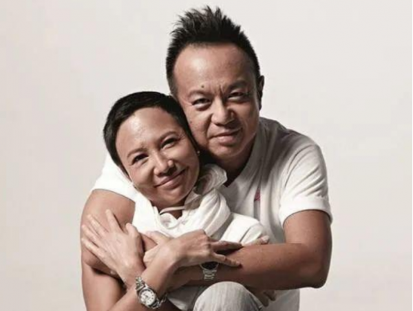 黃大煒與患癌女友約會，相戀25年為其花過億治病，被贊絕世好男人