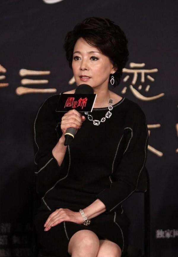 憑《廬山戀》走紅，巔峰時“棄夫”出國，張瑜近況如何？