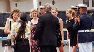 24年前香港迴歸儀式上，末代港督神色落寞，三個女兒更是哭成淚人