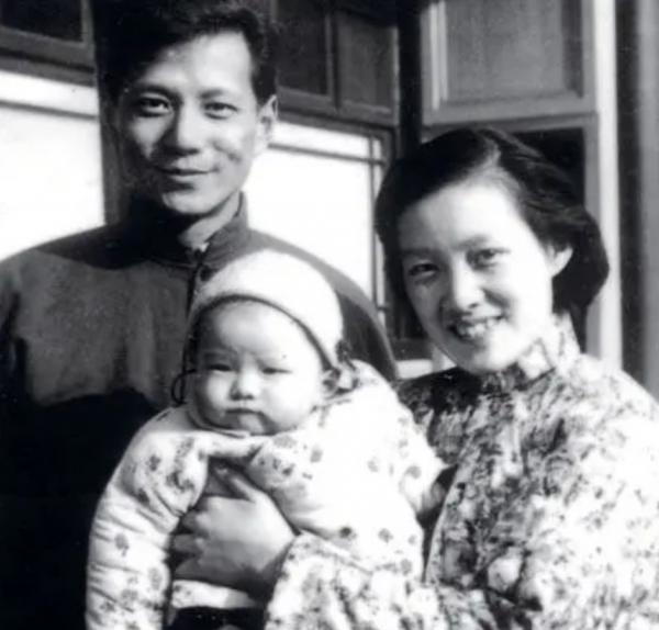 洪晃談母親章含之的婚姻:離婚是明智的決定,他們倆不合適 洪晃談母親章含之的婚姻:離婚是明智的決定,他們倆不合適