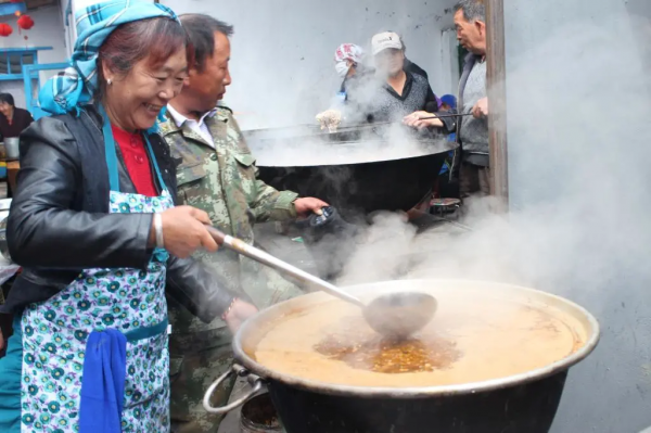新疆巴里坤農村“流水席”,看一眼就流口水 新疆巴里坤農村“流水席”,看一眼就流口水
