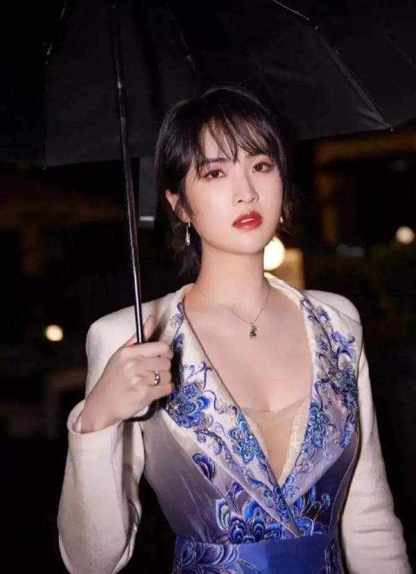 姚安娜時裝週走秀,穿刺繡西裝裙霸氣登場,氣場不輸姐姐孟晚舟 姚安娜時裝週走秀,穿刺繡西裝裙霸氣登場,氣場不輸姐姐孟晚舟