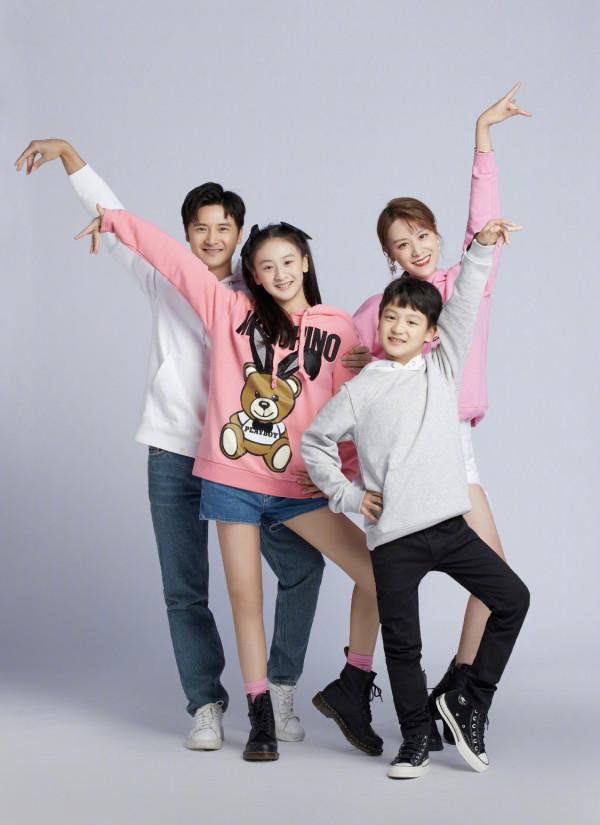 田亮10歲兒子抱冰墩墩合影，鼻子肉肉的真有福相，和爸爸越長越像