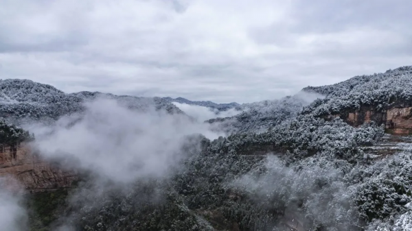 下雪啦，看童話裡的四面山美景大PK，你更喜歡哪一款？