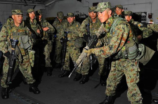 拽頭髮、打下巴、鎖喉，自衛隊成“集中營”，隊員哭訴無門想自殺