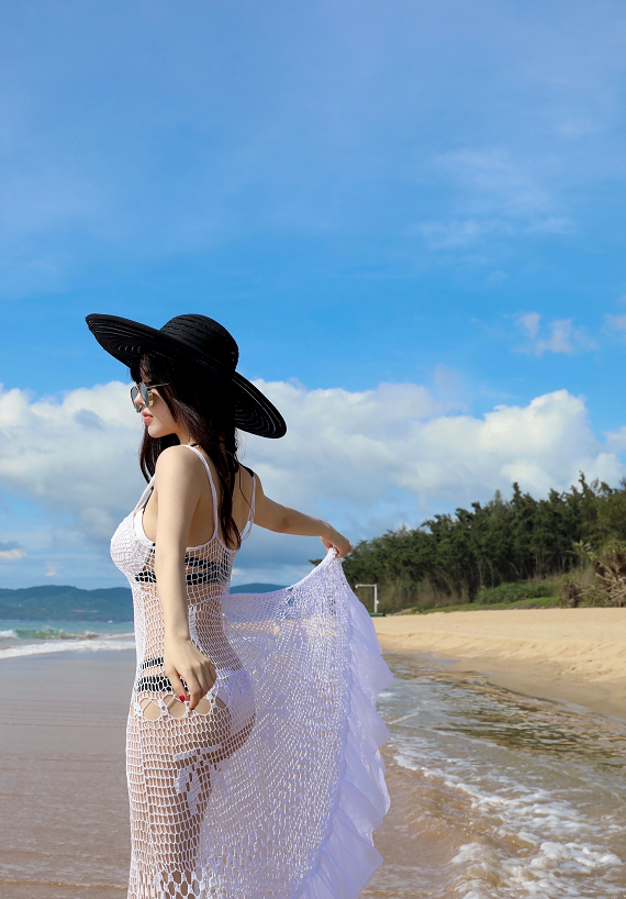 回看by2妹妹Yumi孫雨的穿衣風格，在擦邊風格里遊走