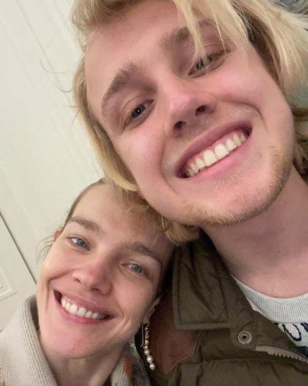 LV太子妃遙祝長子20歲生日，曬出純素顏同框照，母子好似同齡人