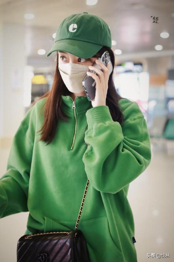 張小斐的氣質穿搭越來越好了，就算全身綠都很好看