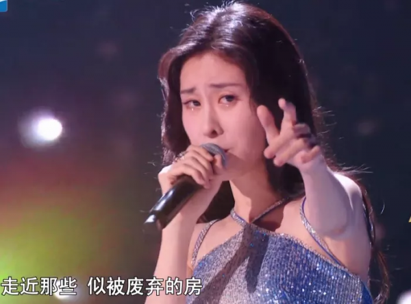 衛視中秋晚會明星造型:張碧晨人魚裙仙氣足,戚薇蓬蓬袖誇張 衛視中秋晚會明星造型:張碧晨人魚裙仙氣足,戚薇蓬蓬袖誇張