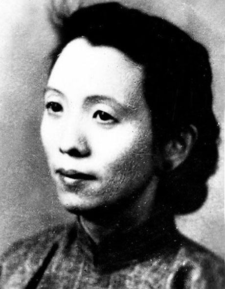 蔣介石正在舉辦頒獎晚會，一架國軍轟炸機來到上空，投下了炸彈