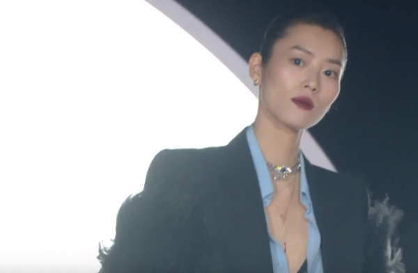 GQ沙灘紅毯來了!熱巴雀斑妝迷人,baby仙裙迎戰,關曉彤造型失策 GQ沙灘紅毯來了!熱巴雀斑妝迷人,baby仙裙迎戰,關曉彤造型失策