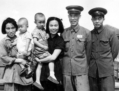 55年授銜時，他是上將，女婿授少將，2位部下、4個搭檔都授元帥