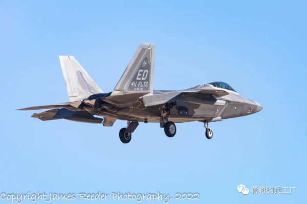 美國F-22戰鬥機機翼下現神秘吊艙，可能為強化猛禽趟路？