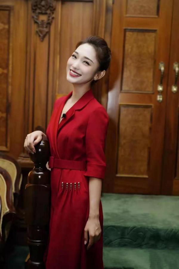 主持人藍羽的氣質真好，穿白色禮服裙優雅知性，笑容明媚有親和力