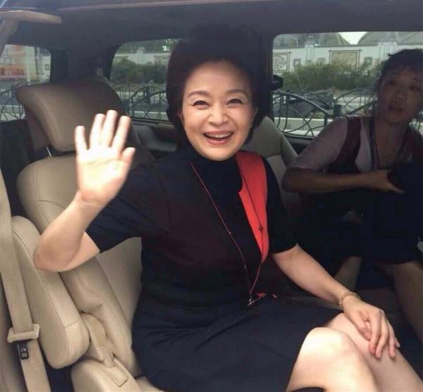 劉莉莉:30多歲相親嫁圈外人,巔峰期放棄事業,女兒是她的驕傲 劉莉莉:30多歲相親嫁圈外人,巔峰期放棄事業,女兒是她的驕傲