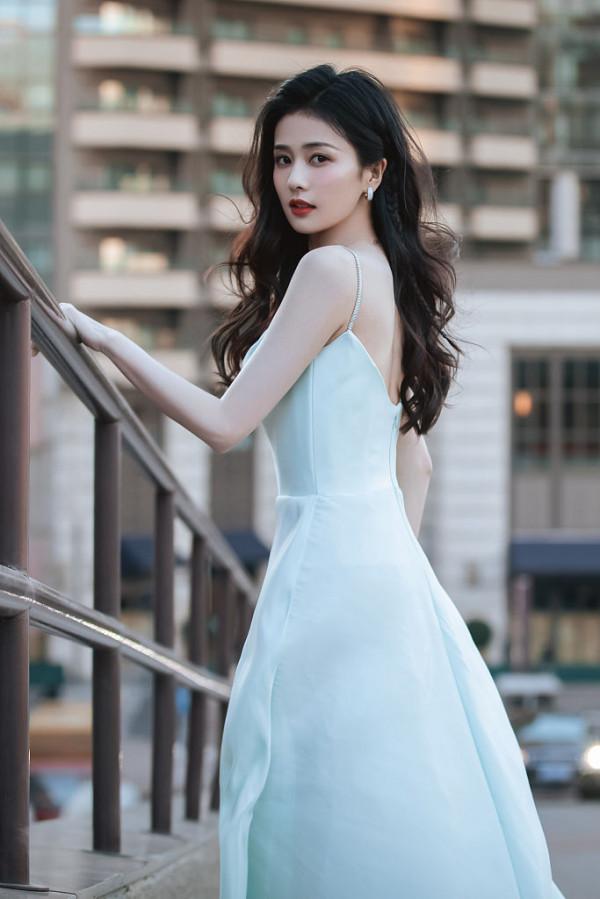 白鹿出席全球外交官中國文化之夜 流光禮裙盡顯浪漫優雅