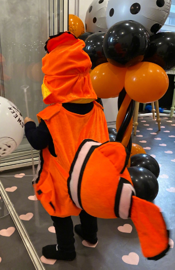 章子怡曬出全家福照片，一家五口打卡親子餐廳，小蘋果側顏照絕了