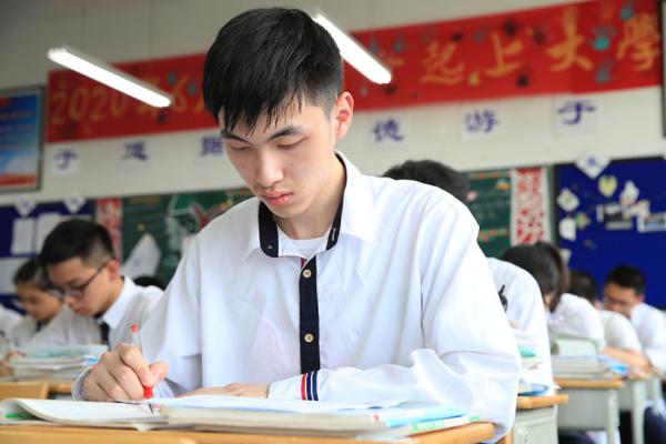 高考後才發現，做普通班雞頭和重點班鳳尾的差距，你選對了嗎？