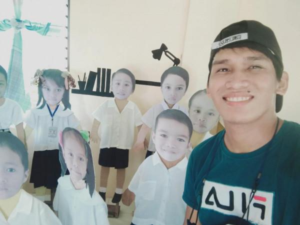 線上授課沒感覺怎麼辦?菲律賓一老師在教室裡立起學生紙片人… 線上授課沒感覺怎麼辦?菲律賓一老師在教室裡立起學生紙片人…