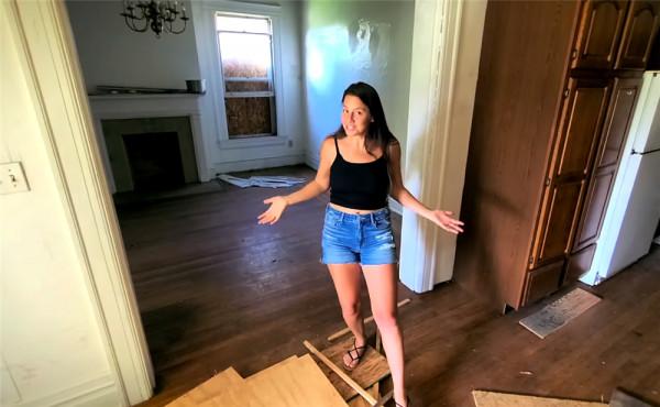 小兩口低價買下538㎡廢棄別墅，空間雖大卻殘破不堪，網友：值了