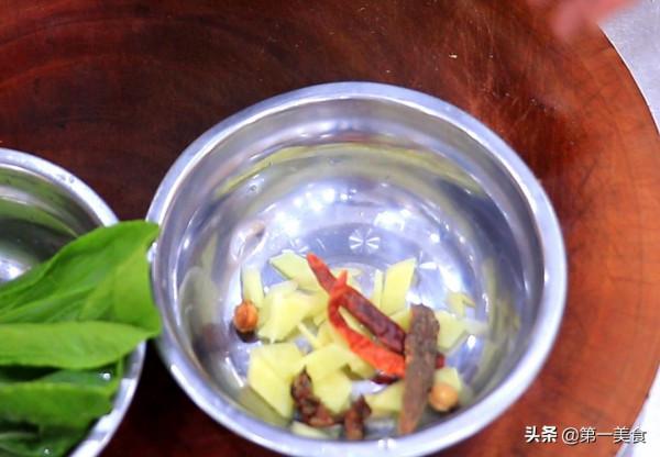 大廚分享黃燜雞米飯新吃法，米飯和雞肉一塊燜，在家做出餐館味道