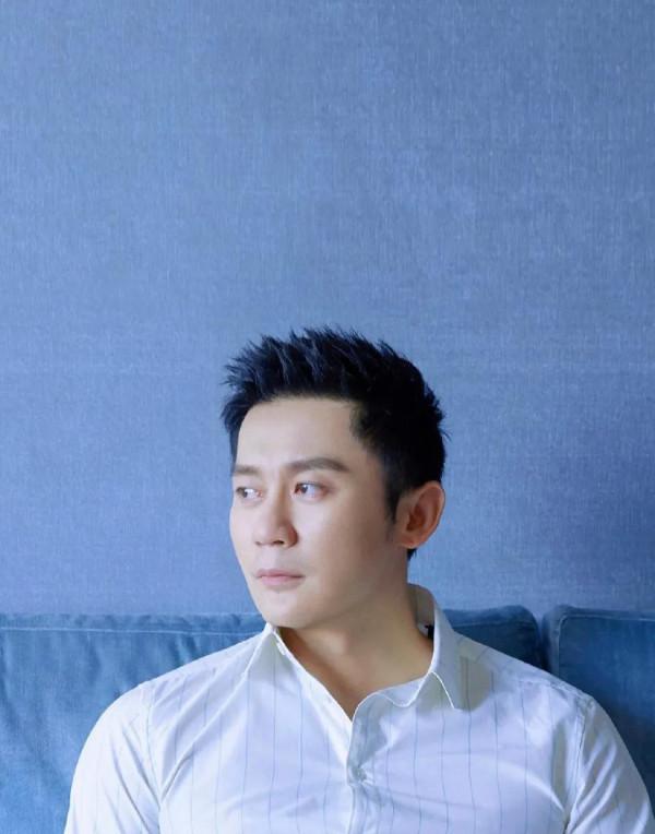 主持人李晨成為奶爸？一家四口甜蜜散步 十分融洽