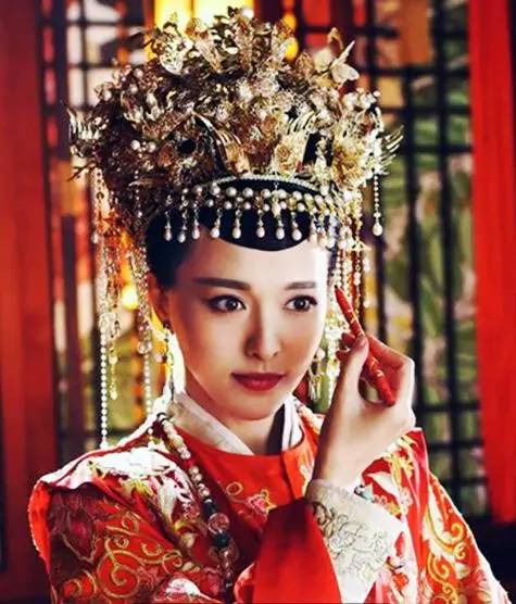 古裝新娘誰最美？唐嫣女王範，陳鈺琪頭上鳳冠似螃蟹