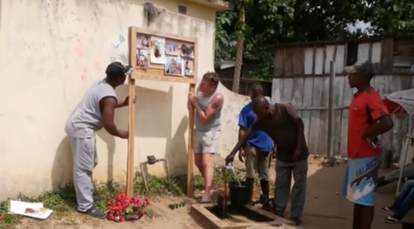2016年,澳洲女孩慘死非洲,警方故意破壞現場,老父親冒險查真相 2016年,澳洲女孩慘死非洲,警方故意破壞現場,老父親冒險查真相