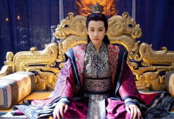 貼個胡茬就能裝男人？這6位女扮男裝才是不糊弄，英俊又有男人味