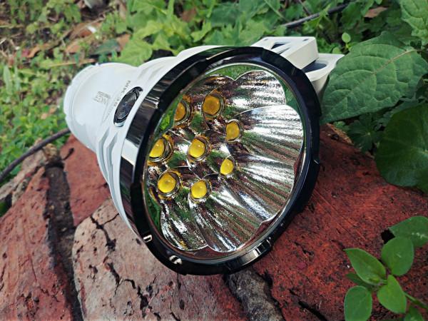 自帶風扇的漫客MK38手電很科幻，開啟照的又亮又遠又長久