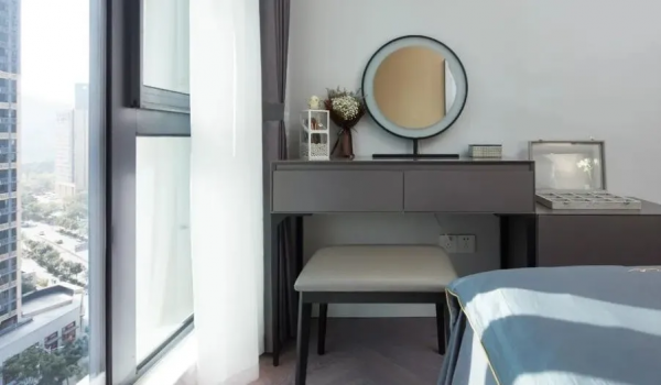 83平米現代三居室，全屋以黑白灰為主，打造出時尚有氣質的居室