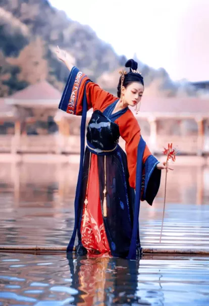 7歲苦練水上漂17年，“一竹渡江”火到國外驚豔老外，楊柳憑什麼