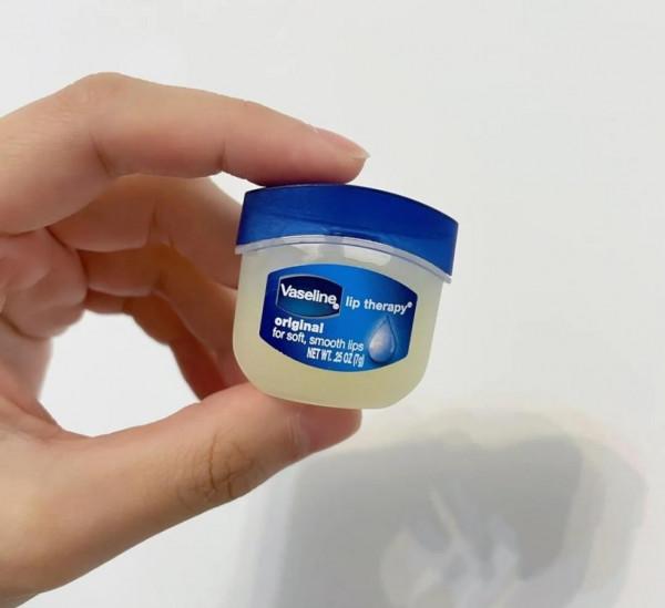 2021秋冬男士潤唇膏好評榜單：盤點那些好評如潮的10款潤唇膏