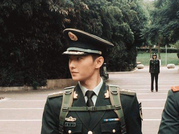 《王牌部隊》演員穿軍裝，肖戰氣場強大，黃景瑜被批像小混混