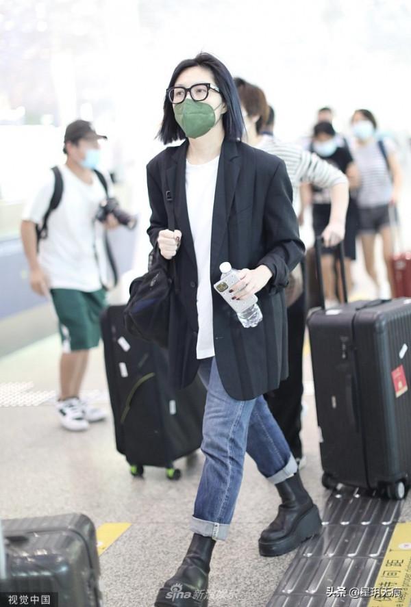 楊千嬅穿黑色西裝外套搭短靴摩登颯爽 挎單肩包一路疾走 楊千嬅穿黑色西裝外套搭短靴摩登颯爽 挎單肩包一路疾走