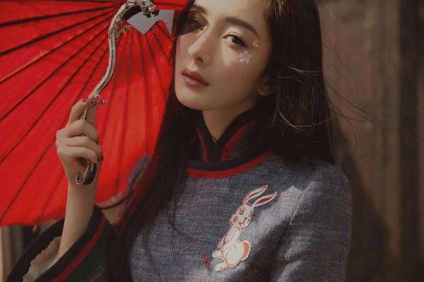 楊冪京都大片，拿小扇子有那味兒了，襪子欣賞不來……