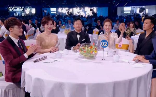 52歲王菲驚豔開唱！穿白裙盡顯巨星範，謝霆鋒刻意避嫌愛意藏不住