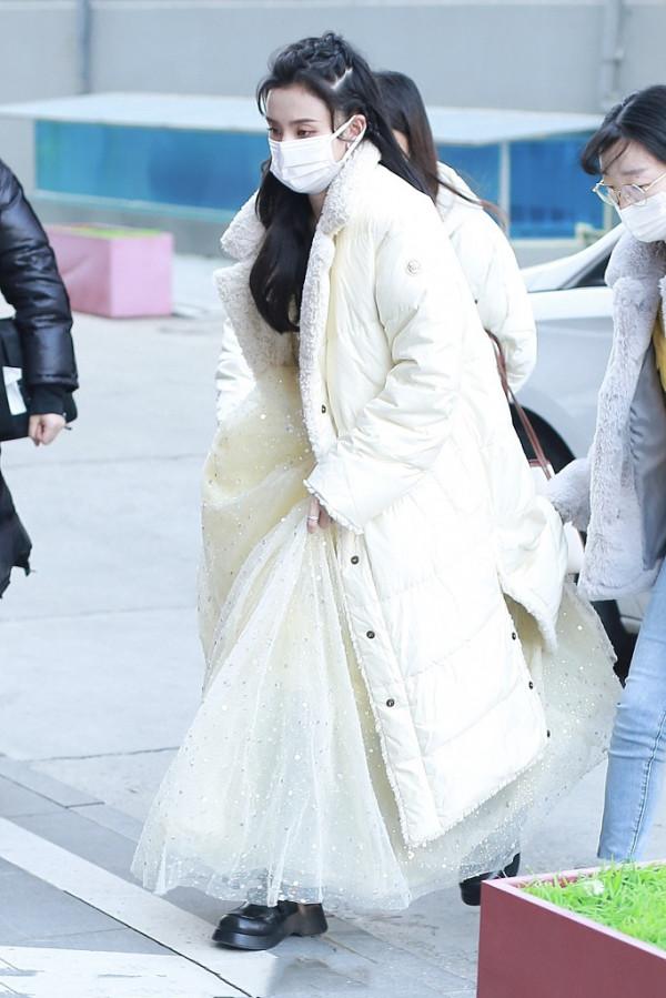 央視文聯春晚錄製：張藝興有“大佬”風範，唐藝昕和周翊然再聚首