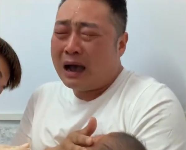 河南一奶爸帶寶寶打針心疼得哭出聲眼淚直流,網友:紮在他心上了 河南一奶爸帶寶寶打針心疼得哭出聲眼淚直流,網友:紮在他心上了