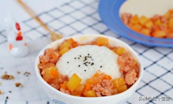 肉香土豆蓋澆飯，肉肉、蔬菜一鍋出，就連湯汁拌飯都好吃到舔碗底