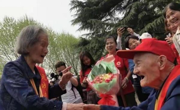 99歲抗戰女兵離家70年，終圓夢迴故鄉，在孫中山照片前敬了個軍禮