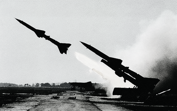 第一次試射導彈,發射後拐90度大彎墜毀,青年學生:蘇聯人的問題 第一次試射導彈,發射後拐90度大彎墜毀,青年學生:蘇聯人的問題