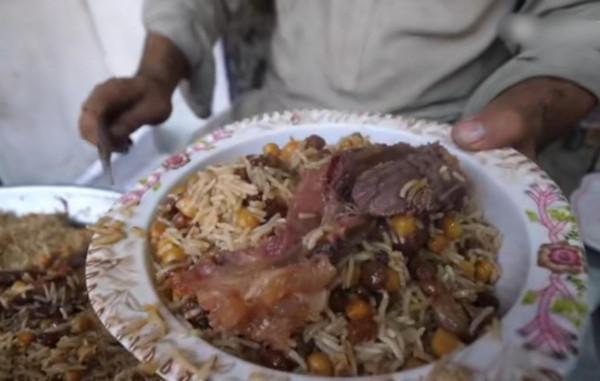 巴基斯坦10塊錢的牛肉飯，牛肉和拳頭一樣大，可以做100碗牛肉麵
