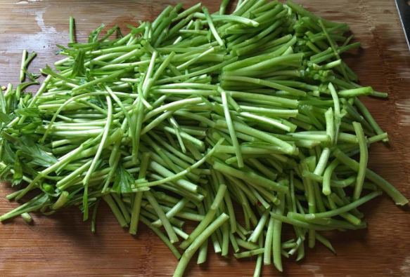 藜蒿：曾是農村的&OpenCurlyDoubleQuote;餵豬草&rdquo;，如今1&ZeroWidthSpace;斤&ZeroWidthSpace;30元，春節後最鮮嫩