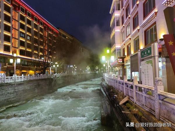 僅有12萬人的城市，城市面積狹小，酒店賓館卻多達100家