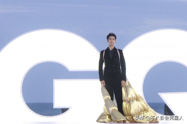 男明星走紅毯的出位表現：李現裹被子，鄧倫油膩，彭昱暢拉玩具車