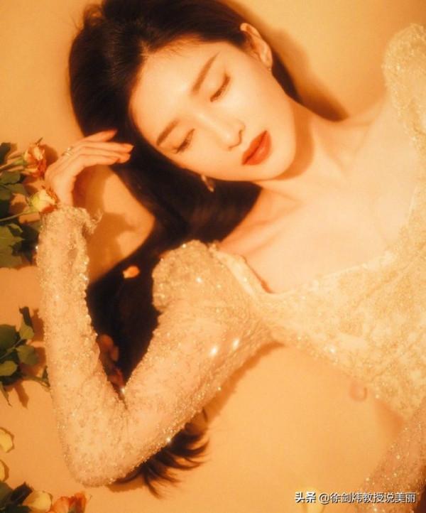 江疏影鎏金香檳色長裙造型曝光 如復古美人氣質優雅 江疏影鎏金香檳色長裙造型曝光 如復古美人氣質優雅